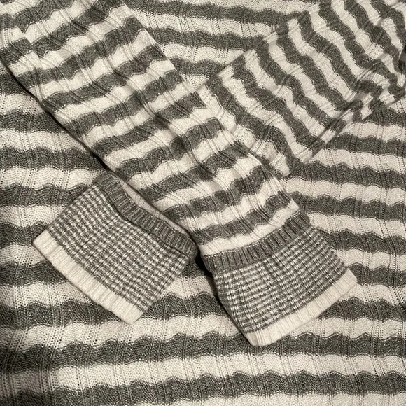 JOHN + JENN Striped Crew Neck Sweater - Picture 4 of 10